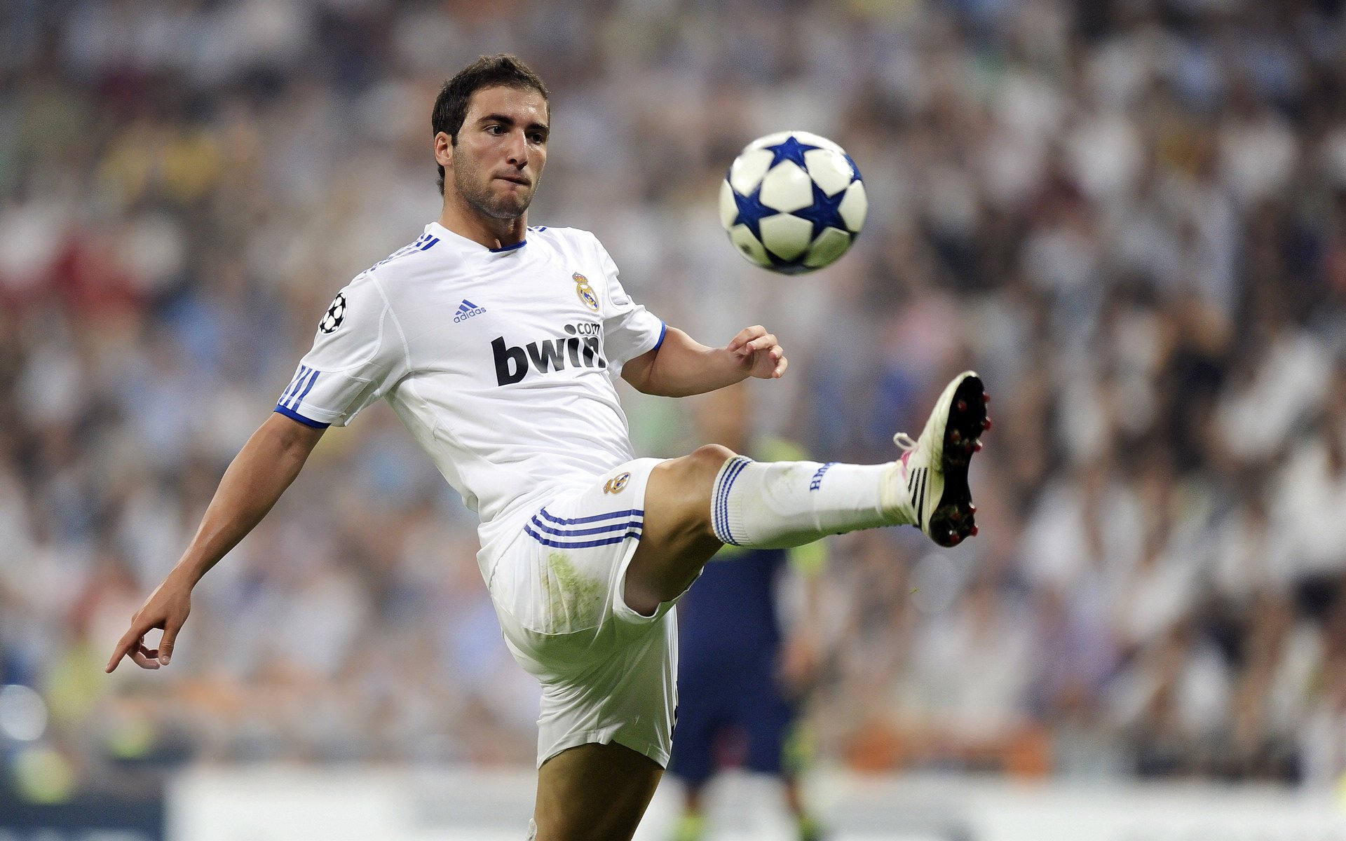 关于勇士不断突破！，Rookie连续十场比赛得分超过大比分获胜上演精彩一战的信息