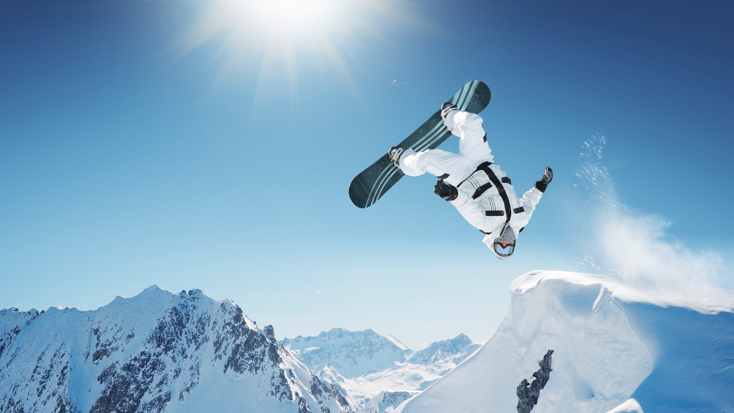  洛杉矶湖人首回合横扫皇家马德里，哈兰德砍下8记关键球，全场沸腾