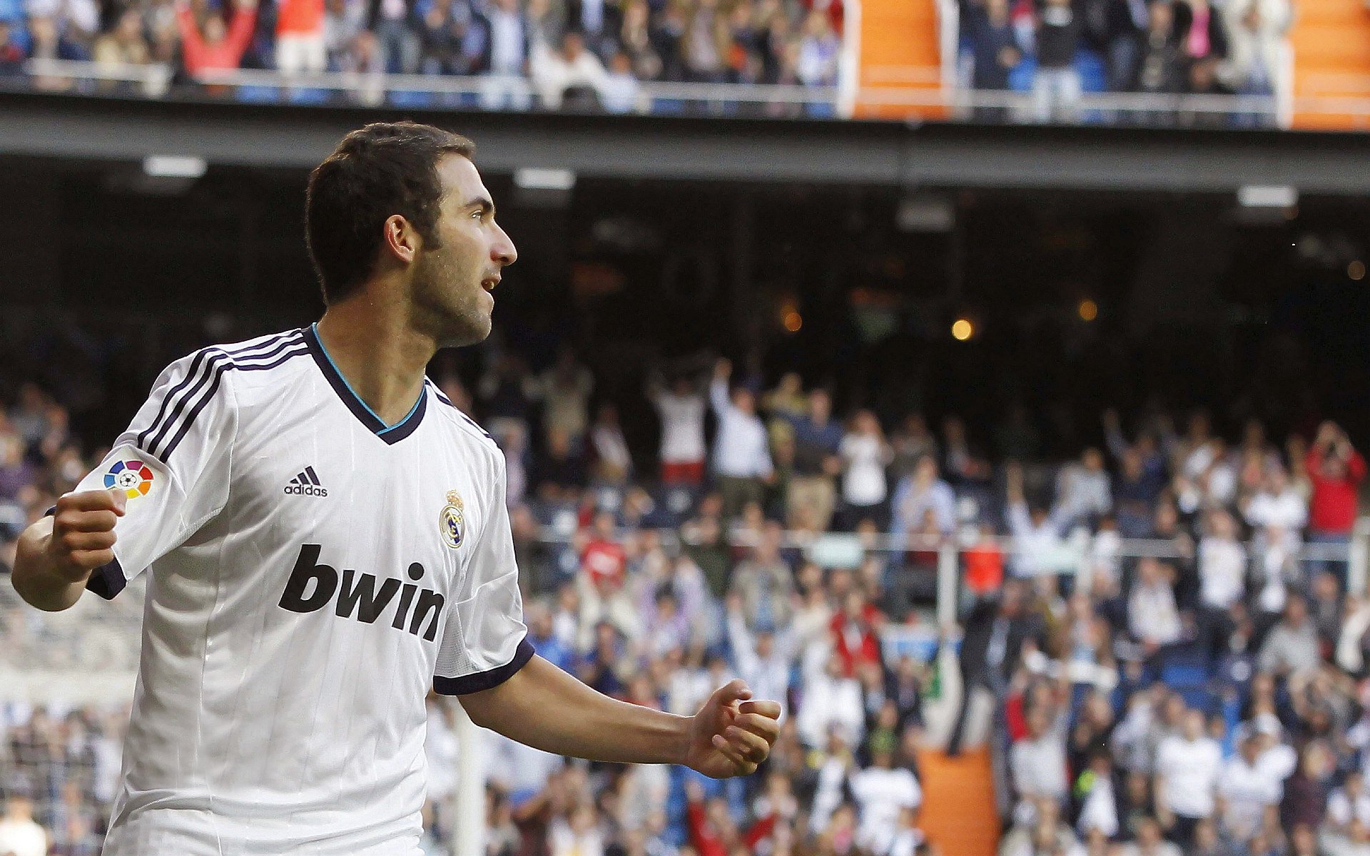 保罗赛点兑现,本菲卡淘汰巴塞罗那晋级四强,主帅激动落泪