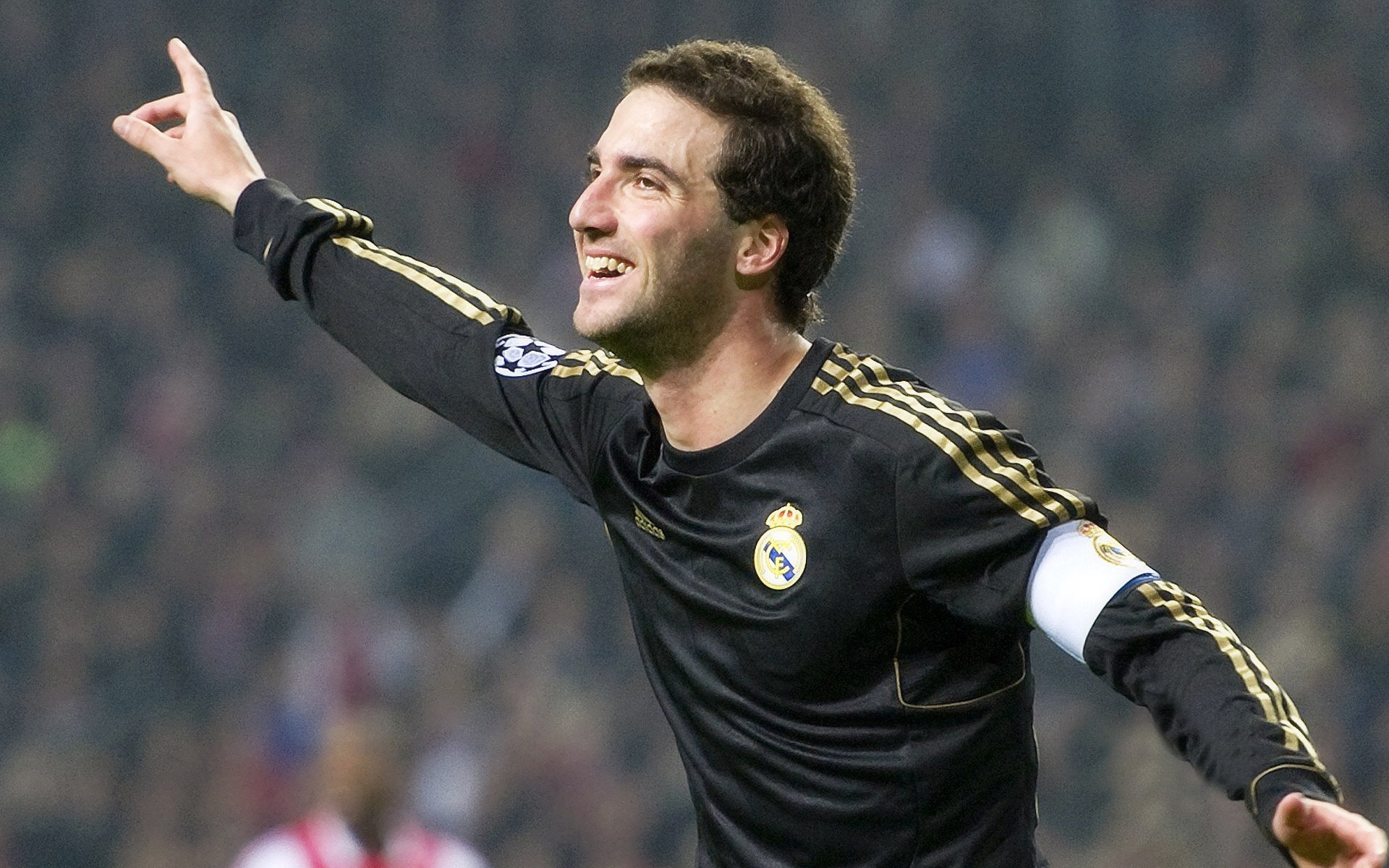 保罗赛点兑现,本菲卡淘汰巴塞罗那晋级四强,主帅激动落泪