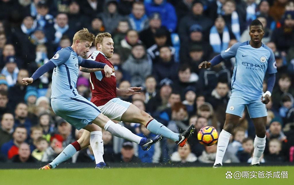 欧冠半决赛对决在即！曼城演练定位球，利物浦密集防守应对的简单介绍